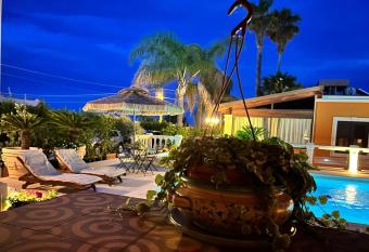 Nido al Lido has rooms with a private hot tub