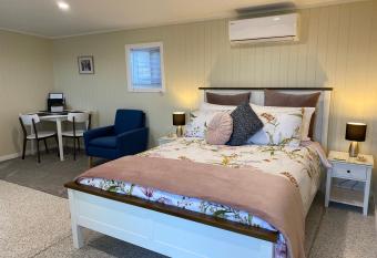 Hideaway on Hume #2 allows 18 year olds to book a room