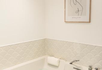 Maison 1634 has rooms with a private hot tub