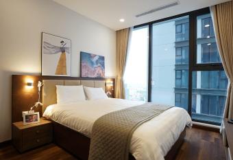 Vinhomes Metropolish Apartment Center Hanoi has rooms with a private hot tub