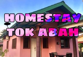 Homestay TokAbah has Balcony rooms