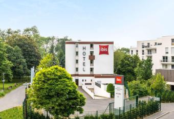 ibis Paris Meudon Velizy allows 18 year olds to book a room