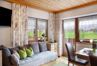 Haus Bergfrieden has Balcony rooms