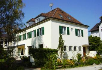 Villa Arborea - Neuer  ffnung Sept 23 allows 18 year olds to book a room