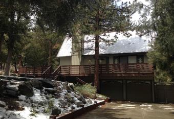 Quail Run Cabin 4,000 Sq.Ft Largest & Most Beautiful House On The Mountain has rooms with a private hot tub