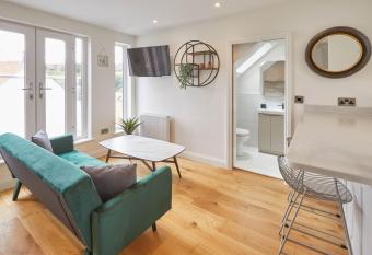 Host & Stay - The Birds Nest allows 18 year olds to book a room