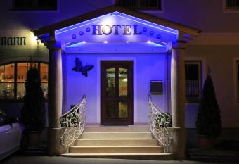 Hotel Pension Fleischmann allows 18 year olds to book a room