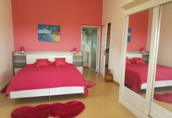 Domaine fleurs de bananes has Balcony rooms