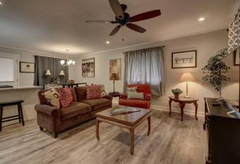 Good Karma Rentals - Marys Hideaway Marietta Square Entire House Clean Close ml has Balcony rooms