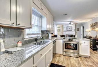 GoodKarma Rentals Stunning Home in Austell Newly Updated Best location Very close to Six Flags has Balcony rooms
