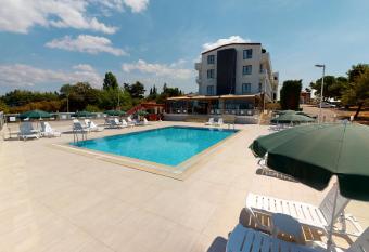 DOUBLE ROYAL HOTEL allows 18 year olds to book a room