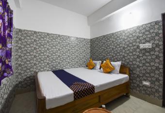 OYO 74912 Vaishali Lodge has Balcony rooms