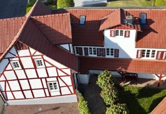 Boardinghouse H  nsel allows 18 year olds to book a room