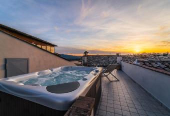 Tra cielo e terra has rooms with a private hot tub