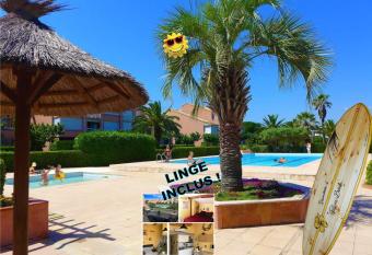 Appt T2, piscine,    130 m de la plage! Parking priv   clos, Lave linge, lave vaisselle, linge inclus! allows 18 year olds to book a room