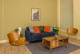 Walkable 1BR Apt Downtown by Frontdesk allows 18 year olds to book a room