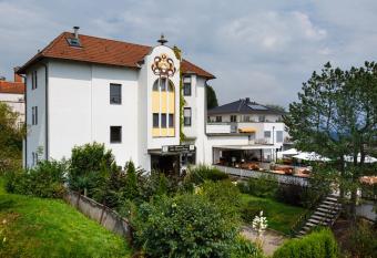 Hotel Am Sonnenhang allows 18 year olds to book a room