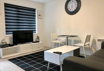 Spacious & Luxurious 1 bed House in Thamesmead allows 18 year olds to book a room