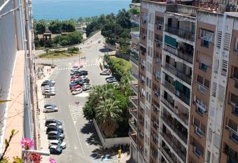 Apart.3 habit.mar-mont. AC-Terraza-ascensor-parking allows 18 year olds to book a room