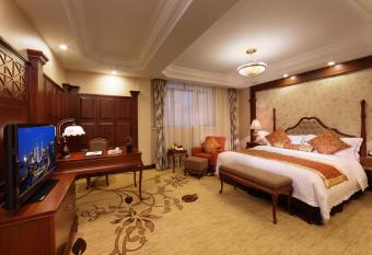 Jin Jiang Pacific Hotel has rooms with a private hot tub