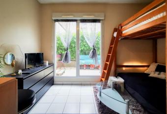 Charming Studio Near Jean Mac   has Balcony rooms