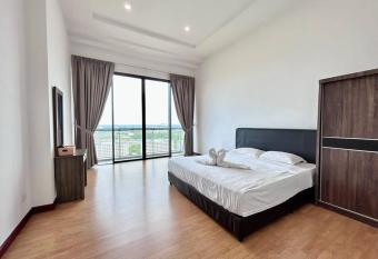 Jeff and Ricky Homestay-Boulevard Imperial Suite has Balcony rooms