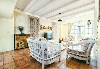 Sunday Homestay has Balcony rooms