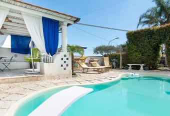 Ai confini dell Etna 1 has Smoking rooms