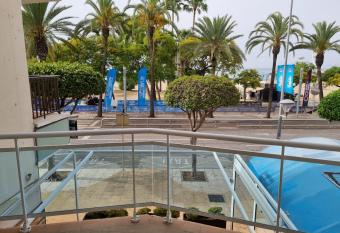 APARTAMENTO PRIMERA LINEA MAR CAMBRILS cerca PUERTO has Balcony rooms