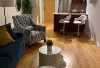 Toronto Cn Tower Maple Leaf Square Luxurious 2 Bedroom Condo has Balcony rooms