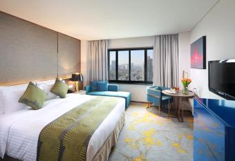 Golden Tulip Shanghai Hongqiao - A Louvre Hotel has rooms with a private hot tub