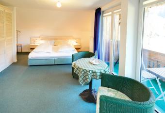 Hotel Kleiner K  nig has rooms with a private hot tub