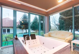 Royal De Luxe Apartment has Balcony rooms