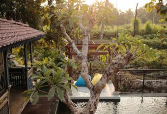 Ubu Villa Donolayan - 4 Bedrooms Villa in Yogyakarta has Balcony rooms