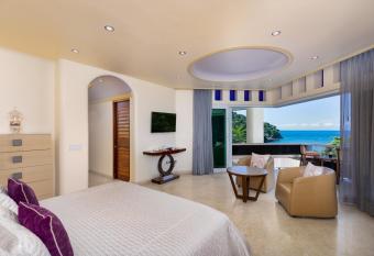 PV South Shore Luxury Suites and Villa for Rent has rooms with a private hot tub