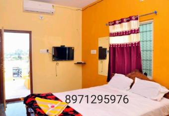 RVM HOMESTAY HAMPi has Smoking/Balcony rooms