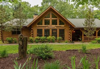 Deer Tracks with HotTub, GameTable has Balcony rooms
