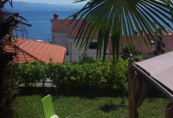 Beautiful View Apt 2 allows 18 year olds to book a room