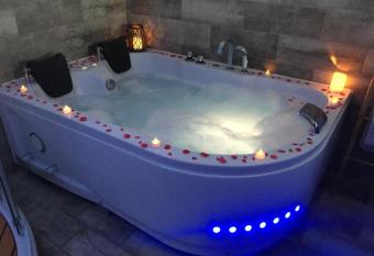 Esprit Zen en Provence Studio Spa privatif has rooms with a private hot tub