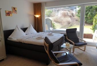 Ferienwohnung Sonnenschein allows 18 year olds to book a room