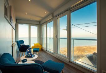 La t  te Ault - Une exp  rience unique en bord de Mer allows 18 year olds to book a room