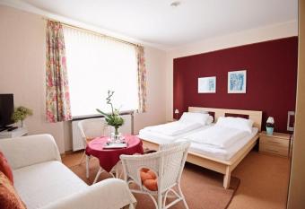 Hotel-Pension Am B  hmepark allows 18 year olds to book a room