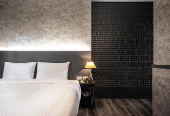 Yilan East Motel allows 18 year olds to book a room