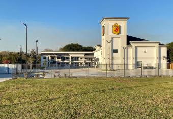 Super 8 by Wyndham Houston NW Beltway 8/West Rd allows 18 year olds to book a room