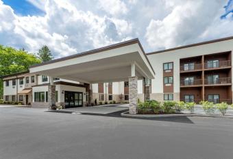 The Cranberry Ascend Hotel Collection has Balcony rooms