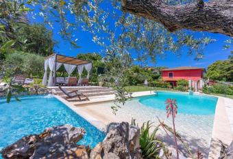 La Casa Fra gli Ulivi - Piscina e natura, relax vicino al mare tra Cinque Terre e Toscana has rooms with a private hot tub