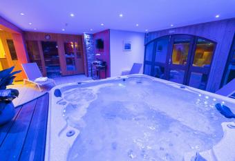 ALPAZUR Val Cenis has Balcony rooms