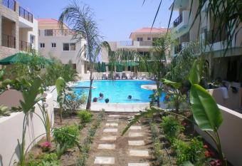 103 ELEGANT 2 bed apartment with free Wifi, AC, pool & gym! has Balcony rooms
