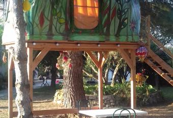 Nuit insolite has Balcony rooms