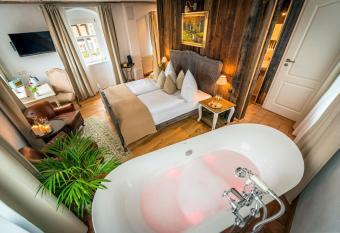 Hotel Wellness Goldenes Fass Mei  en allows 18 year olds to book a room